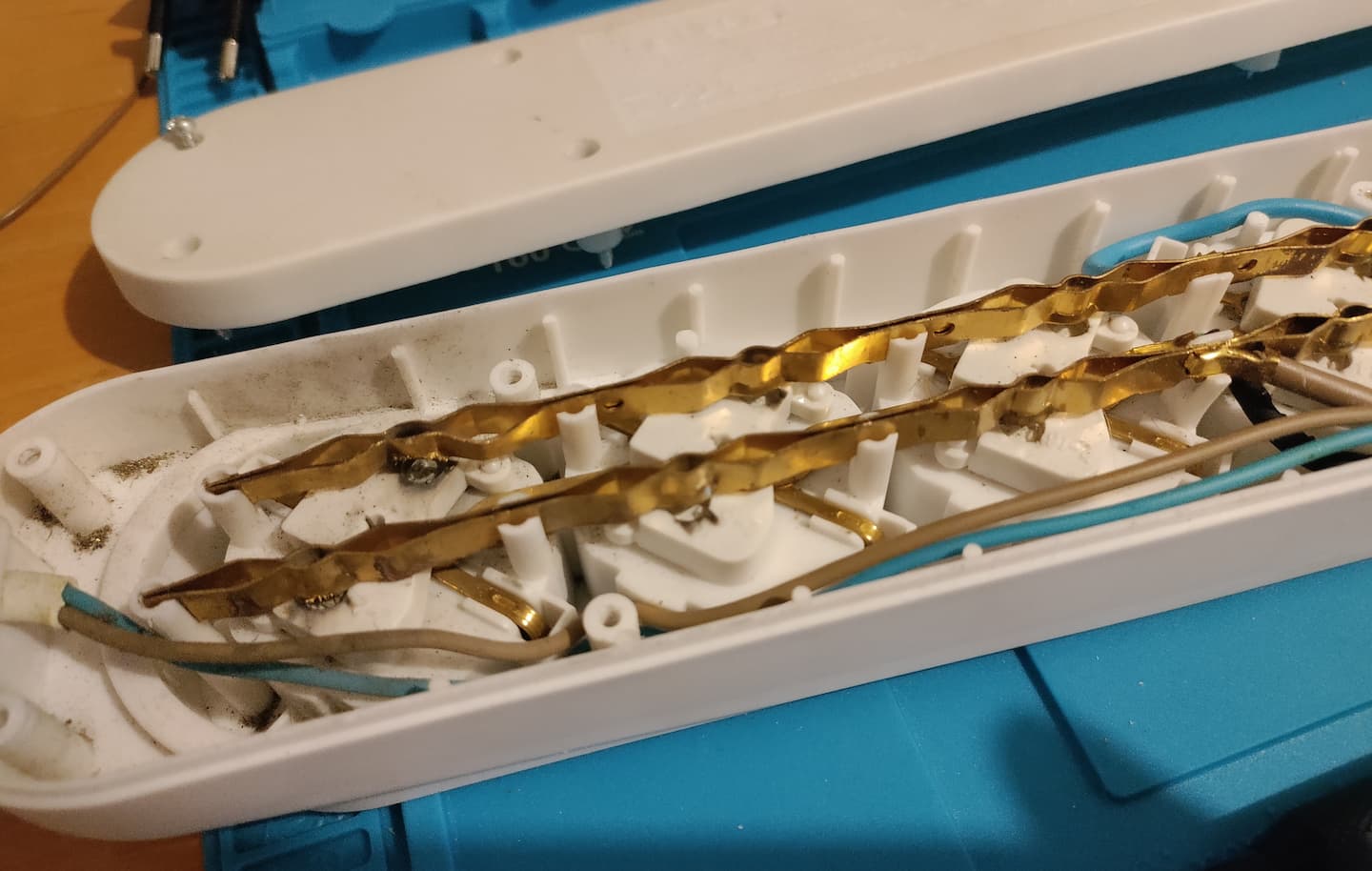 Das Bild zeigt die Stromschienen der geöffneten Steckdosenleiste